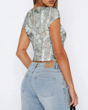 BAIGRAM Women Camo Shirt Short Sleeve Fitted Maple Leaf Print Crop Tops Cute Graphic Tees Vintage Y2K Going Out Summer